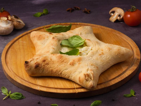 Smaklig Pizza Med Mozzarellaost Form Stjärna Träskiva — Stockfoto