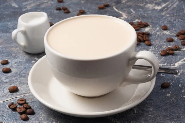 Kopje Latte Koffie Een Grijze Achtergrond Met Koffiebonen — Stockfoto