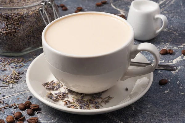 Kopje Koffie Met Melk Lavendel Een Grijze Achtergrond Met Koffiebonen — Stockfoto
