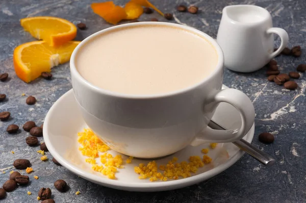 Smakelijke Koffie Met Melk Sinaasappels Een Grijze Achtergrond — Stockfoto