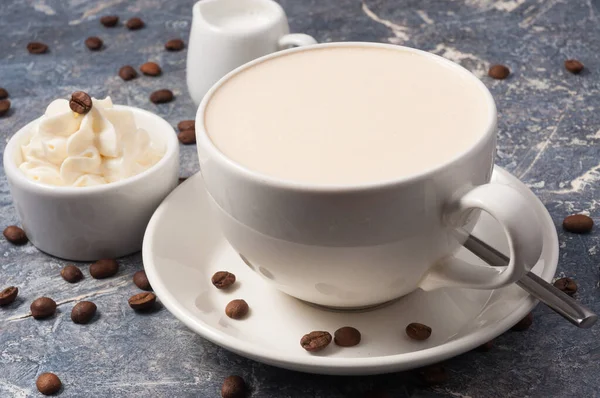 Koffie Met Melk Roomkaas Een Grijze Achtergrond Met Koffiebonen — Stockfoto