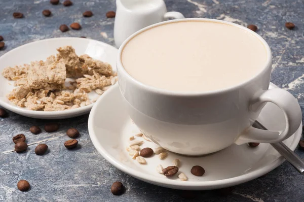 Smakelijke Koffie Met Melk Halva Een Grijze Achtergrond — Stockfoto