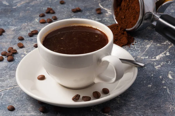 Hete Koffie Americano Filter Een Grijze Achtergrond Versierd Met Koffiebonen — Stockfoto