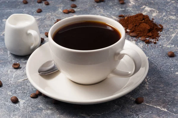 Americano Koffie Met Melk Een Grijze Achtergrond — Stockfoto