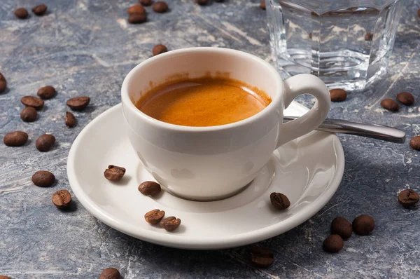 Klassieke Espresso Cup Met Een Glas Water — Stockfoto
