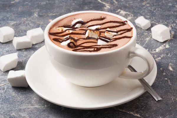 Beker Cacao Met Marshmallows Een Grijze Achtergrond — Stockfoto