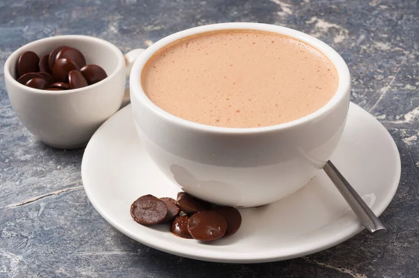 Kopje Warme Chocolademelk Met Melk Een Grijze Achtergrond — Stockfoto