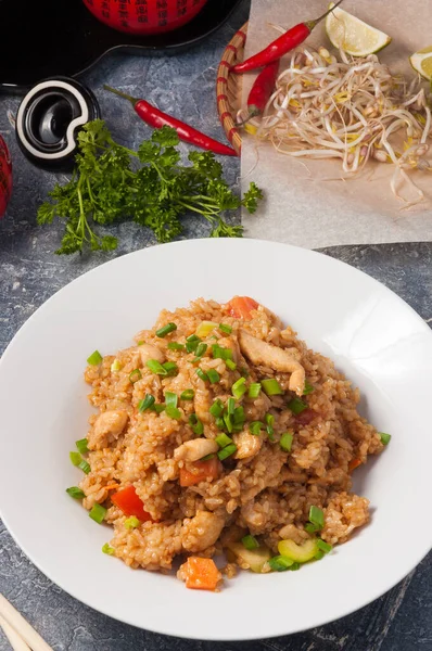 Leckeren Asiatischen Gebratenen Knoblauchreis Mit Huhn Auf Einem Weißen Teller — Stockfoto