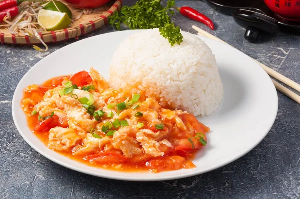 Leckeres Chinesisches Omelett Mit Tomaten Und Reis Auf Weißem Teller — Stockfoto