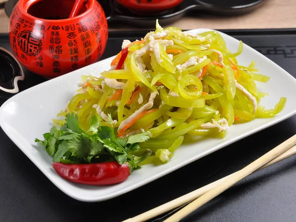 Leckerer Chinesischer Paprika Salat Mit Huhn Auf Weißem Teller — Stockfoto