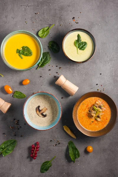 Bitkilerle süslenmiş dört farklı lezzetli çorba. Üst görünüm