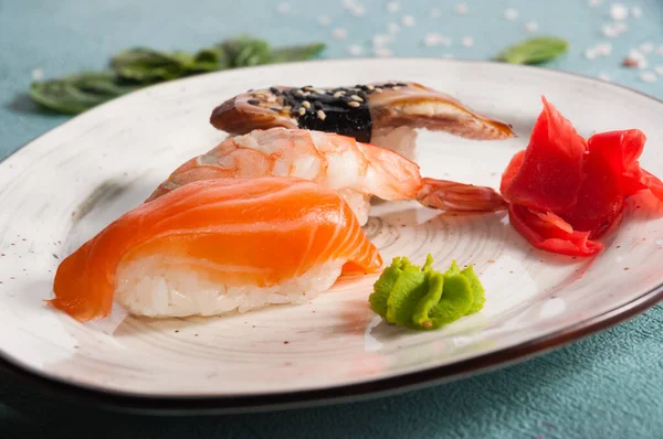 Sushi Variado Saboroso Uma Chapa Salmão Camarão Enguia Quadro Horizontal — Fotografia de Stock