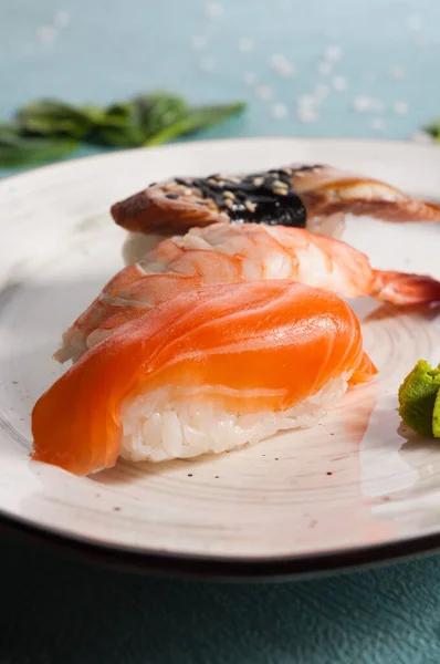 Sushi Variado Saboroso Uma Chapa Salmão Camarão Enguia Quadro Vertical — Fotografia de Stock