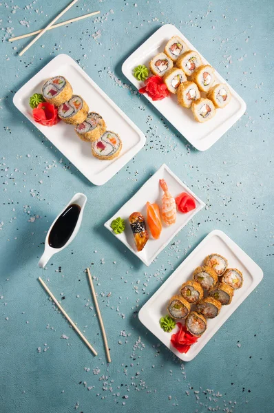好吃的各种寿司和酱油卷 顶部视图 — 图库照片