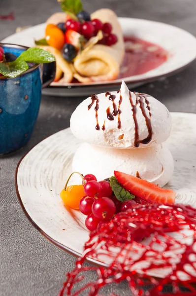 Sweet Meringue Decorated Berries Close Concept Desserts — Stock Photo, Image
