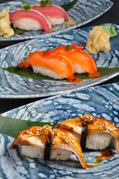 Sushi Saboroso Com Atum Salmão Enguia Restaurante — Fotografia de Stock
