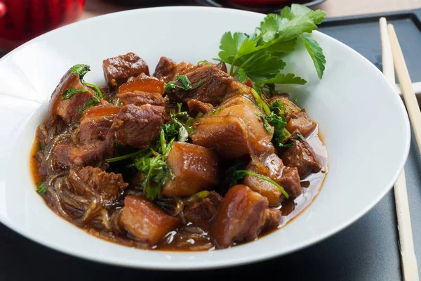 Cuisine Asiatique Savoureuse Porc Aux Nouilles Verre Sauce Soja — Photo