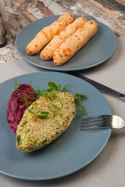 ゴマとチーズパンスティックのおいしい野菜カツ 健康食品 — ストック写真