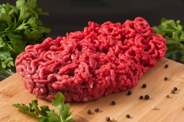 Schoonheid Rauw Gehakt Vlees Versierd Met Kruiden Een Houten Plank — Stockfoto