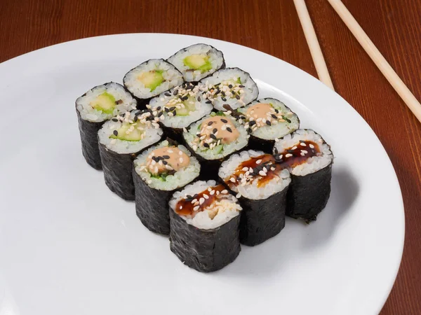 Sabroso Conjunto Pequeños Rollos Sushi Plato Blanco —  Fotos de Stock