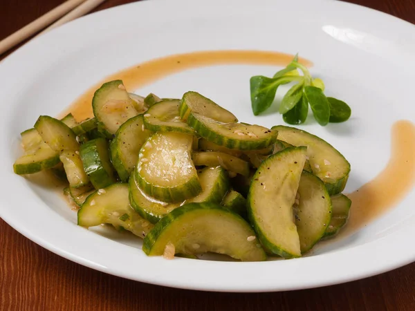 Apéritif Légumes Savoureux Concombres Coréens Sur Une Assiette Blanche — Photo