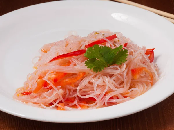 Funchosa Salat Mit Koreanischen Karotten Auf Weißem Teller — Stockfoto