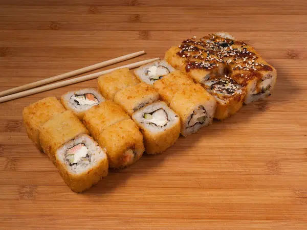 Conjunto Sushi Saboroso Rolo Sushi Placa Madeira — Fotografia de Stock