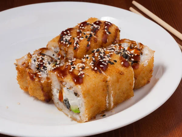 Saboroso Rolo Sushi Tempura Com Enguia Uma Placa Branca — Fotografia de Stock