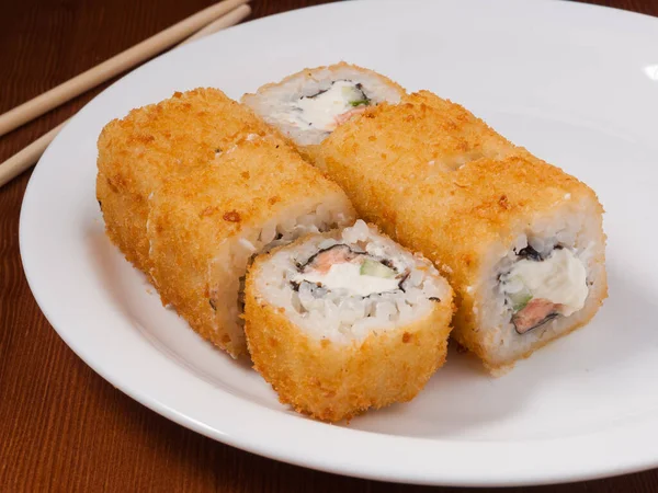 Involtino Sushi Tempura Caldo Con Salmone Piatto Bianco — Foto Stock