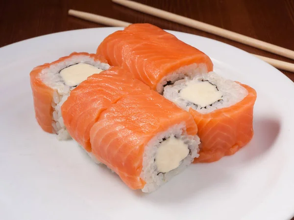 Rolo Sushi Saboroso Com Salmão Queijo Creme Uma Chapa Branca — Fotografia de Stock