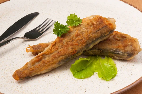 Peixe Frito Inteiro Saboroso Migalhas Pão Uma Chapa Perto — Fotografia de Stock