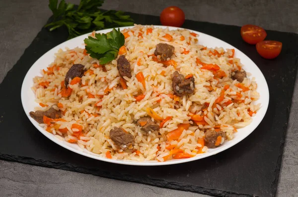 Välsmakande Uzbekisk Pilaf Med Nötkött Vit Tallrik — Stockfoto