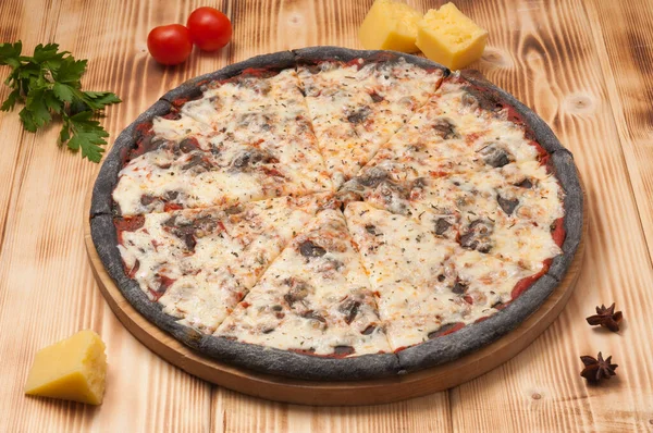 Pizza Gustoasă Margarita Aluat Negru Placă Lemn — Fotografie, imagine de stoc