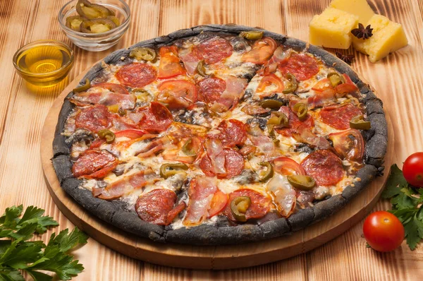 Smaczna Pizza Pepperoni Bekonem Jalapeno Czarnym Cieście — Zdjęcie stockowe