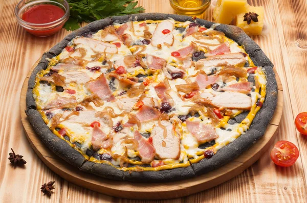 Leckere Pizza Mit Hühnerspeck Und Zwiebeln Auf Schwarzem Teig — Stockfoto