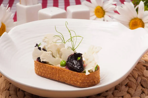 Leckere Gemüsevorspeise Aus Shortbread Kohl Grünen Erbsen Und Rüben — Stockfoto