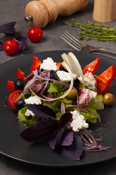 God Grekisk Sallad Klassiker Modern Servering Svart Tallrik — Stockfoto