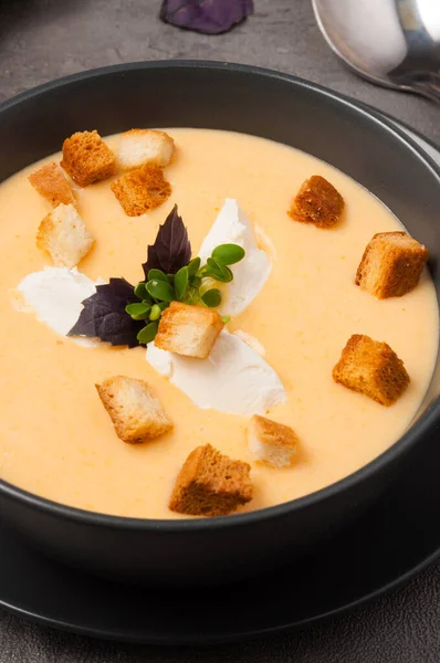 クルトンとおいしいチーズスープ バジルで飾られたクリームチーズ — ストック写真