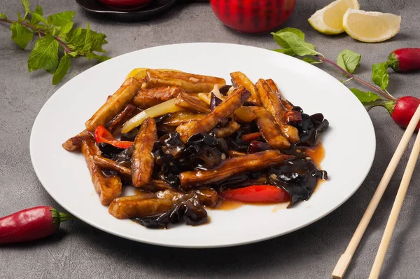 Leckere Auberginenstreifen Xiyan Sauce Mit Paprika Pilzen Und Karotten — Stockfoto