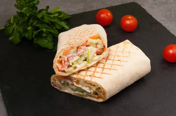 Leckere Vegetarische Shawarma Mit Gemüse Geröstet Auf Dem Grill Stockbild