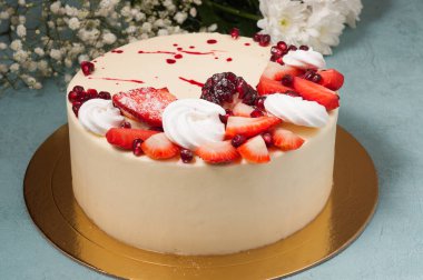 Çilekli ve kremalı tatlı kırmızı kadife pasta.