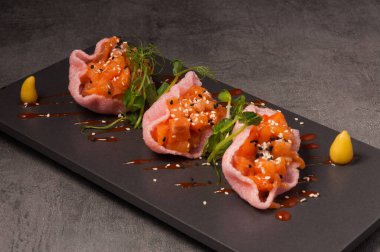 Az tuzlu somon ve acı soslu lezzetli karides cipsi.