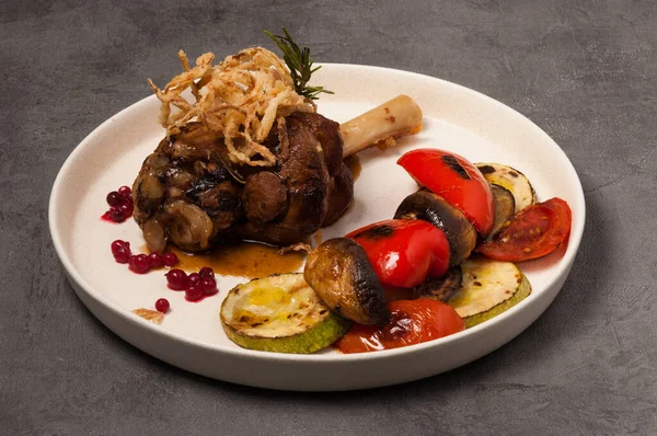 Viande Savoureuse Sur Avec Légumes Grillés Sauce Aux Baies — Photo