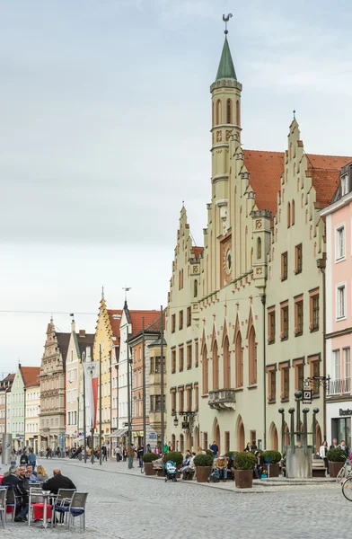 Turisté v malebném starém městě Landshut — Stock fotografie
