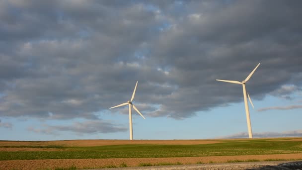 Dos molinos de viento modernos — Vídeo de stock