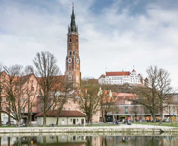 Βασιλική στο Landshut και το κάστρο Τράουσνιτς — Φωτογραφία Αρχείου