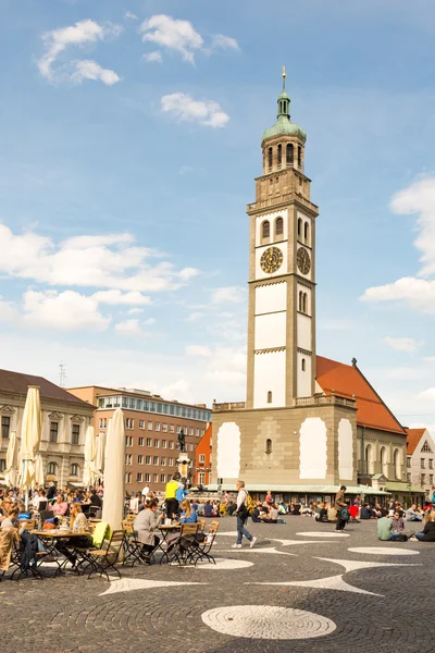 Turister på gatan kafé i Augsburg — Stockfoto