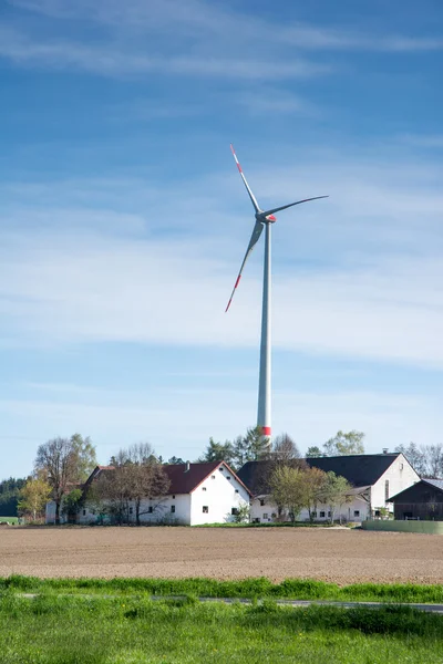 Molino de viento y edificios agrícolas — Foto de Stock