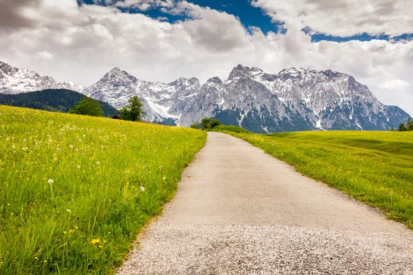 Landweg in de Karwendel bergen — Stockfoto
