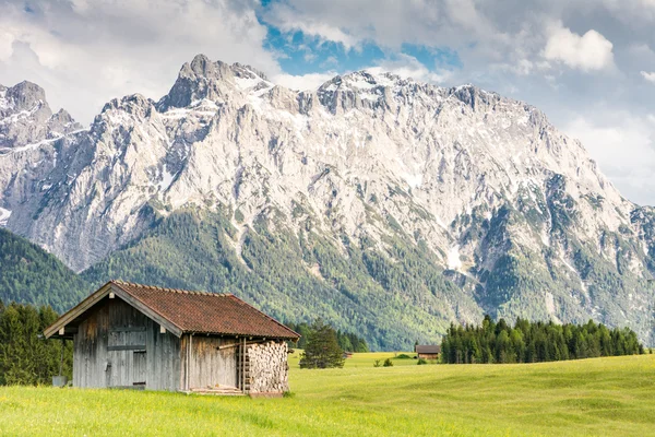 Alpine schuur in het Karwendel-gebergte — Stockfoto